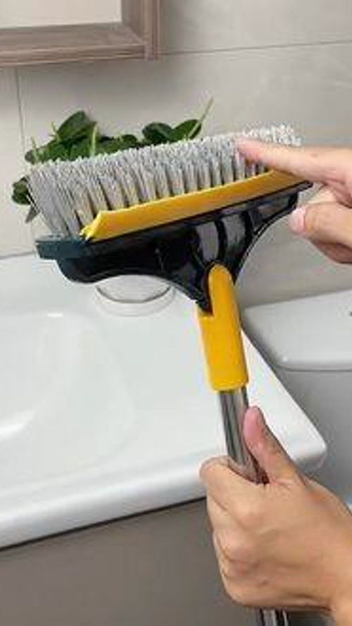 一面刷地一面刮水,邊邊縫縫溝溝角角都能清潔得到,衛生間的一定要入一個